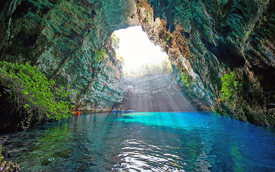 Piscina subterránea natural de la cueva azul en Grecia